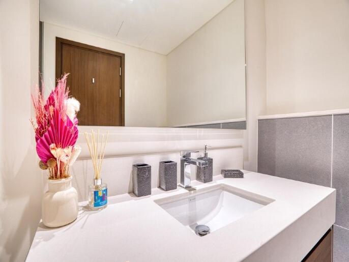 Stunning 2br With Sea View At Creek Edge Tower - 2610 Apartment *
